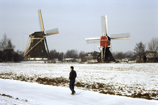 858063 Gezicht op de Westbroekse Molen (Nedereindsevaart 3) en de Buitenwegse Molen (Hollandse wipmolen, ...